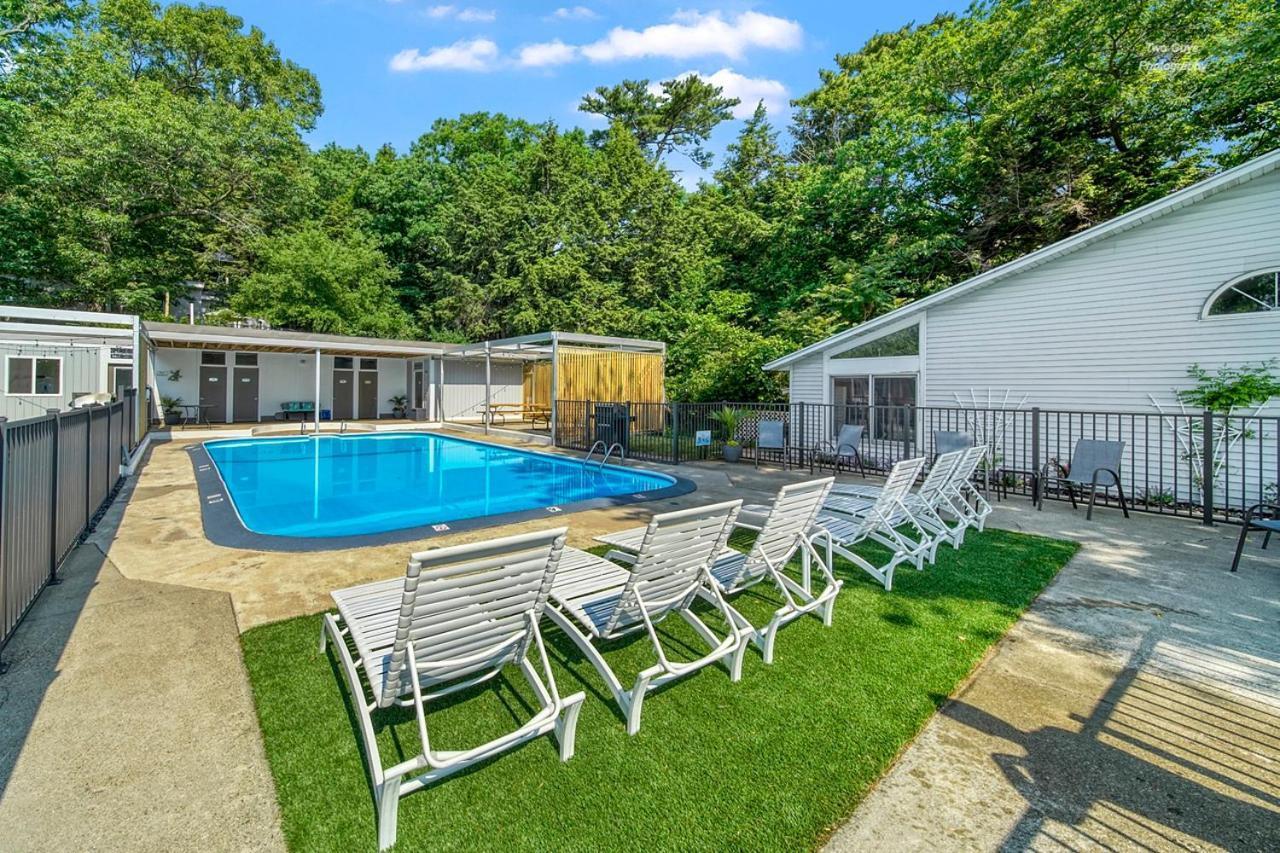 Holiday Hill Resort Saugatuck Exterior foto